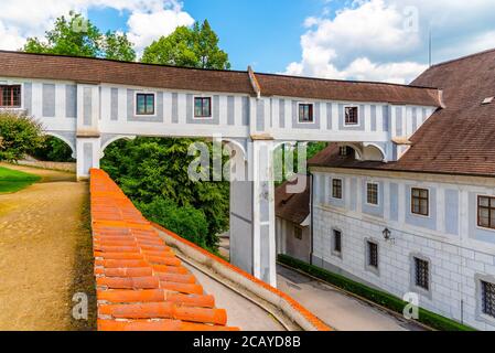 Verbindungsflurbrücke zwischen dem Burgtheater und den Schlossgärten. Cesky Krumlov, Tschechische Republik. Stockfoto