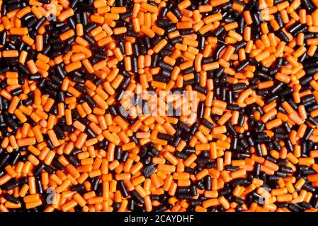 Orange und schwarz bestreut Hintergrund, halloween-Thema, texturierte Nahaufnahme Bild Stockfoto