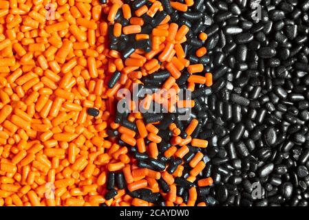 Orange, schwarz und gemischt bestreut Hintergrund, halloween-Thema, texturierte Nahaufnahme Bild Stockfoto