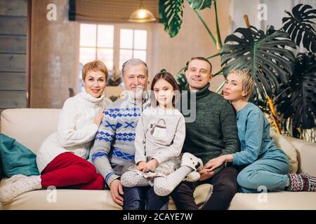 Glückliche Großfamilie sitzt auf dem Sofa zusammen. Close up Foto.Familientradition Stockfoto