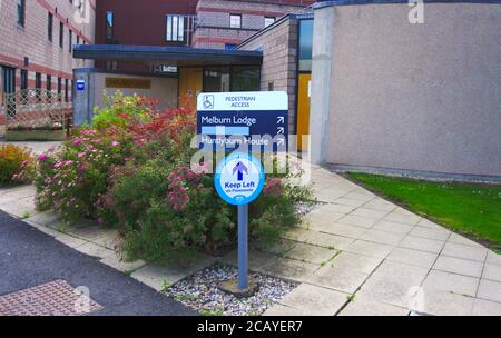 Fußgängerzugang zur Melburn Lodge und Huntlyburn House, Borders General Hospital, in der Nähe von Melrose, Roxburghshire, Scottish Borders, Großbritannien. Stockfoto