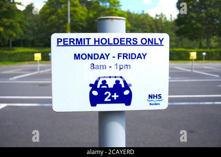 Inhaber der Genehmigung nur Zeichen auf dem Parkplatz des Borders General Hospital in der Nähe von Melrose, Roxburghshire, Scottish Borders, Großbritannien. Stockfoto