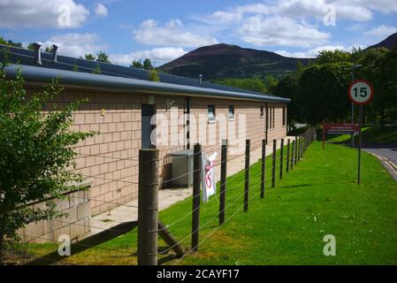 Ambulanzstation im Borders General Hospital, nahe Melrose, Großbritannien, mit Eildon Hills im Hintergrund. Stockfoto