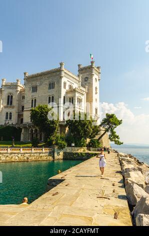 Das Schloss Miramare in Triest, ein weißes Steinschloss aus dem 19. Jahrhundert, das über der Adria thront. Italien. Stockfoto