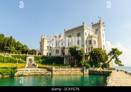 Das Schloss Miramare in Triest, ein weißes Steinschloss aus dem 19. Jahrhundert, das über der Adria thront. Italien. Stockfoto