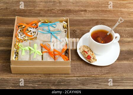 Boxen mit Balken. Tasse schwarzen Tee und eine Bar Müsli Stockfoto