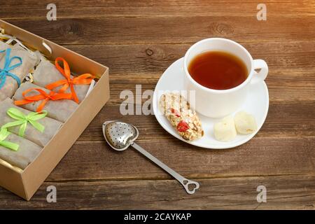 Tasse schwarzen Tee, eine Bar Müsli und Boxen mit Bars Stockfoto