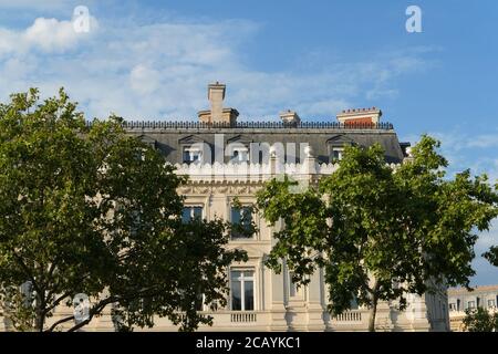 Paris, Frankreich. August 08. 2020. Pariser Gebäude im Haussmann-Stil. Sichtbares Dach mit Fenster in der obersten Etage. Stockfoto