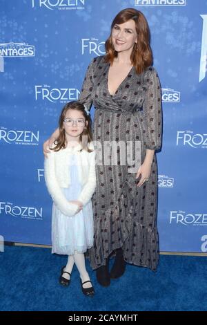 LOS ANGELES - 6. DEZ.: Sara Rue bei der LA-Premiere von 'Frozen' im Pantages Theater am 6. Dezember 2018 in Los Angeles, CA Stockfoto