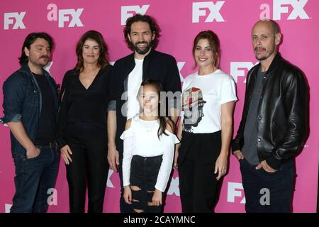 LOS ANGELES - 6. AUG: Justin Rosniak, Michele Bennett, Nash Edgerton, Chika Yasumura, Brooke Satchwell, Scott Ryan beim FX Networks Starwalk beim Summer 2019 TCA im Beverly Hilton Hotel am 6. August 2019 in Beverly Hills, CA Stockfoto