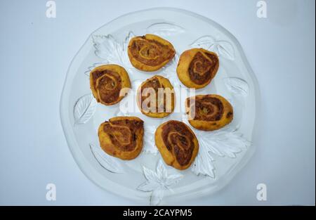 Blick von oben auf den indischen traditionellen würzigen Snack Bhakarwadi auch bekannt als Bakarwadi, Bakarvadi, Pinwheel samosa frittierten Maharastrian, gujarati Snack Serv Stockfoto