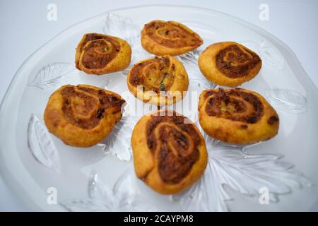 Indische oder pakistanische Rezept während Festivals gemacht, Pinwheel Samosa Rolle auch als trockene Samosa bekannt. Mehl mit Kartoffelfüllung gerollt und gerollt. Deep fri Stockfoto