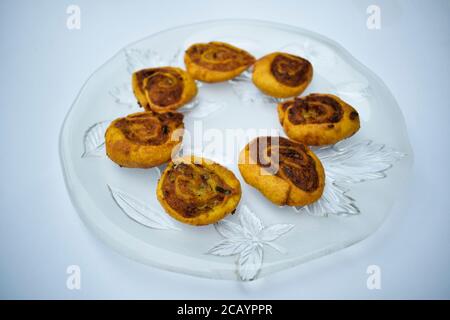 Indische oder pakistanische Rezept während Festivals gemacht, Pinwheel Samosa Rolle auch als trockene Samosa bekannt. Mehl mit Kartoffelfüllung gerollt und gerollt. Deep fri Stockfoto