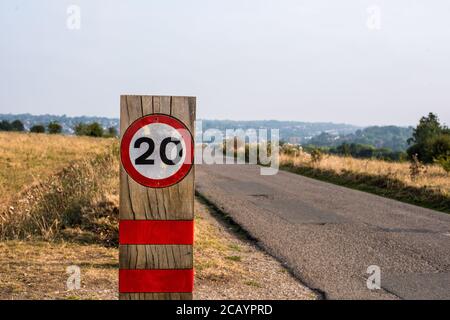 Geschwindigkeitsbegrenzung von 20 km/h auf dem freien Parkgelände Stockfoto