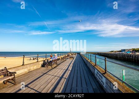 Steg, der die Mündung des Flusses Arun und den East Beach, Littlehampton, West Sussex trennt. VEREINIGTES KÖNIGREICH Stockfoto