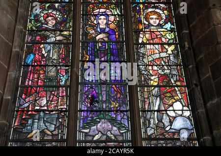 Gedenkfenster von Harry Clarke in der Saint Marys Kirche in Nantwich Stockfoto