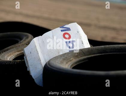 West Kingsdown, Kent, Großbritannien. August 2020. Kwik Fit British Touring Car Championship, Race Day; Stück eines Porsche Carrera stecken in einer Reifenwand Credit: Action Plus Sports Images/Alamy Live News Stockfoto