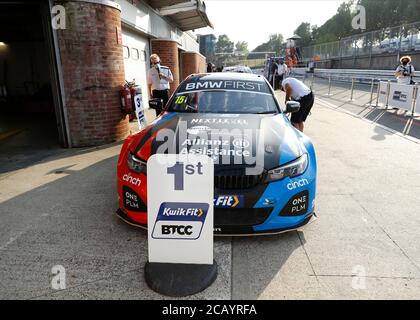 West Kingsdown, Kent, Großbritannien. August 2020. Kwik Fit British Touring Car Championship, Tom Oliphant in seinem Team BMW 330i M Sport auf dem 1. Platz in der Garage Credit: Action Plus Sports Images/Alamy Live News Stockfoto