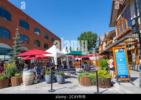 BANFF, KANADA - 29. JULI 2020: Touristen essen entlang der Banff Avenue im Banff National Park. Die Straße wurde wegen COVID-19 geschlossen, um mehr soziale zu ermöglichen Stockfoto