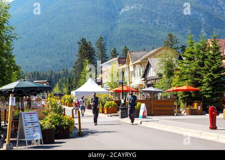 BANFF, KANADA - 29. JULI 2020: Touristen wandern entlang der Banff Avenue im Banff National Park. Die Straße wurde wegen COVID-19 geschlossen, um mehr soziale zu ermöglichen Stockfoto