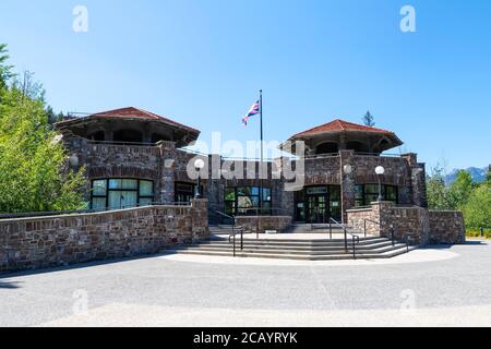 BANFF, KANADA - 29. JULI 2020: Höhle und Becken National Historic Site von Kanada in den kanadischen Rockies von Banff. Der Ort ist berühmt für seine natürliche Th Stockfoto