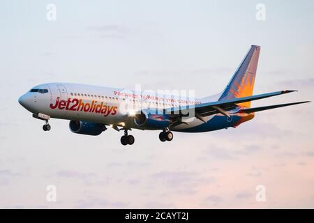 Jet2 Holidays Boeing 737-804 G-GDDFJ auf seinem endgültigen Ansatz in am East Midlands Airport. Samstag, 8. August 2020. (Quelle: Jon Hobley, Mi News) Stockfoto