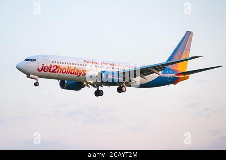 Jet2 Holidays Boeing 737-804 G-GDDFJ auf seinem endgültigen Ansatz in am East Midlands Airport. Samstag, 8. August 2020. (Quelle: Jon Hobley, Mi News) Stockfoto