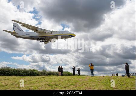 Luftfahrtenthusiasten treffen sich, um die Antonov Airlines an-124-100 UR-82029 bei ihrem endgültigen Anflug auf den East Midlands Airport zu beobachten. Sonntag, 26. Juli 2020. (Quelle: Jon Hobley, Mi News) Stockfoto