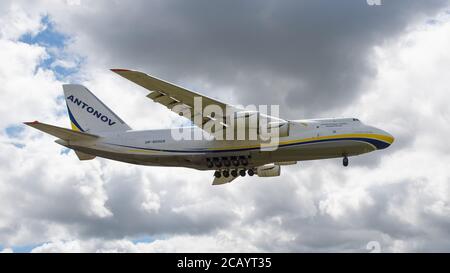 Eine allgemeine Ansicht der Antonov Airlines an-124-100 UR-82029 über ihre endgültige Annäherung an den Flughafen East Midlands. Sonntag, 26. Juli 2020. (Quelle: Jon Hobley, Mi News) Stockfoto