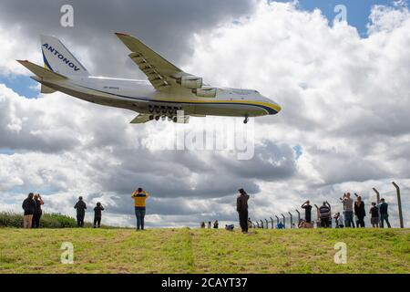 Luftfahrtenthusiasten treffen sich, um die Antonov Airlines an-124-100 UR-82029 bei ihrem endgültigen Anflug auf den East Midlands Airport zu beobachten. Sonntag, 26. Juli 2020. (Quelle: Jon Hobley, Mi News) Stockfoto