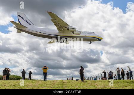 Luftfahrtenthusiasten treffen sich, um die Antonov Airlines an-124-100 UR-82029 bei ihrem endgültigen Anflug auf den East Midlands Airport zu beobachten. Sonntag, 26. Juli 2020. (Quelle: Jon Hobley, Mi News) Stockfoto