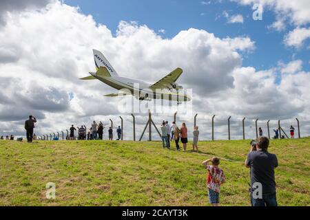 Luftfahrtenthusiasten treffen sich, um die Antonov Airlines an-124-100 UR-82029 bei ihrem endgültigen Anflug auf den East Midlands Airport zu beobachten. Sonntag, 26. Juli 2020. (Quelle: Jon Hobley, Mi News) Stockfoto