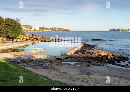 Sydney NSW Australien - 7. Juli 2019 - Fairlight Beach Und Schwimmbad an einem sonnigen Winternachmittag Stockfoto