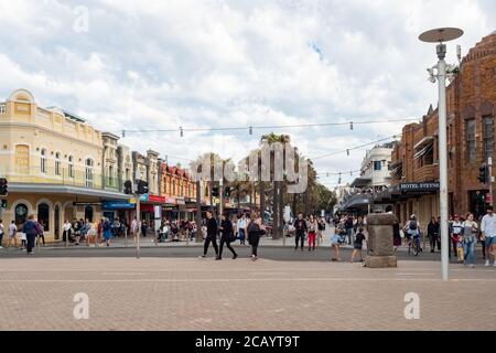 Sydney NSW Australien - 7. Juli 2019 - der Corso In Manly sind Touristen und Einheimische bei bewölktem Himmel voll Winternachmittag Stockfoto