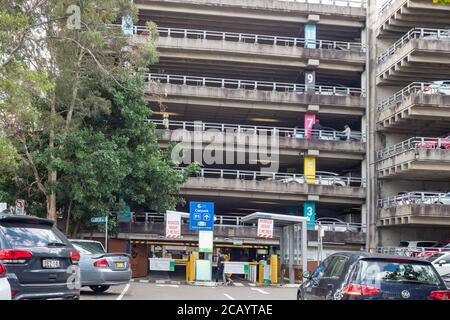 Sydney NSW Australien - 7. Juli 2019 - Manly Car Parken Sie an einem sonnigen Winternachmittag Stockfoto