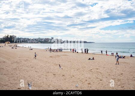 Sydney NSW Australien - 7. Juli 2019 - Manly Beach An einem sonnigen Winternachmittag Stockfoto