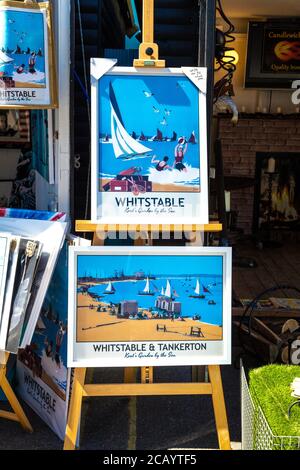 Poster an einem Stand auf dem handwerklichen und handwerklichen Hafenmarkt in Whitstable, Kent, Großbritannien Stockfoto