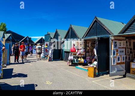 Stände auf dem handwerklichen und handwerklichen Hafenmarkt in Whitstable, Kent, Großbritannien Stockfoto