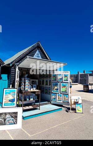 Stand mit Plakaten auf dem Harbour Market in Whitstable, Kent, UK Stockfoto