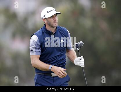 San Francisco, Usa. August 2020. Dustin Johnson beobachtet seinen Abschlag auf das 4. Loch in der Finalrunde der 102. PGA Championship am TPC Harding Park in San Francisco am Sonntag, 9. August 2020. Foto von John Angelillo/UPI Kredit: UPI/Alamy Live Nachrichten Stockfoto