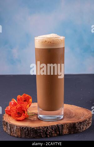 Kaltgebräu oder Nitro Kaffee trinken im Glas mit Schaumstoff. Kalter Kaffee. Stockfoto