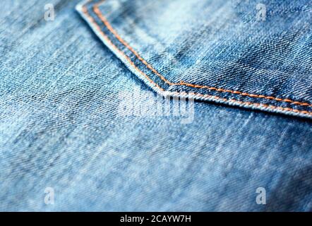 Detail des Denim-Stoffes einer Jeans mit der Naht der Tasche. Stockfoto