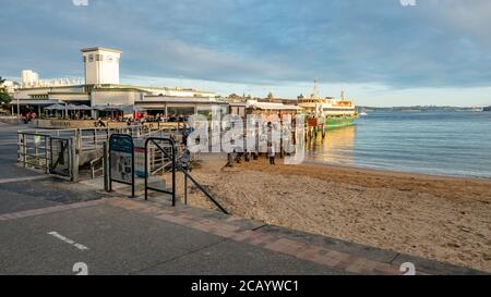 Sydney NSW Australien - 7. Juli 2019 - Manly Wharf Und eine Fähre vertäut Hintergrund Weichzeichnen bei goldenen Stunde von Ein sonniger Winternachmittag Stockfoto