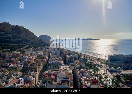 Erhöhter Blick auf das Hotel Melia und den Strand in Alicante, Spanien, Europa, Juli 2020 Stockfoto