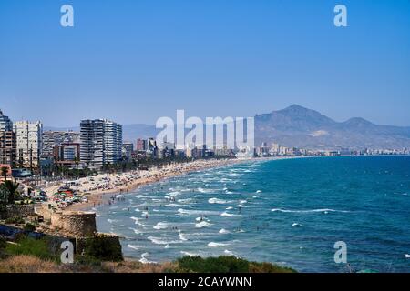 Der Blick vom Kap auf den San Juan Strand mit Bergen dahinter, Alicante, Spanien, Europa, Juli 2020 Stockfoto