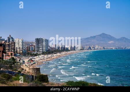 Der Blick vom Kap auf den San Juan Strand mit Bergen dahinter, Alicante, Spanien, Europa, Juli 2020 Stockfoto