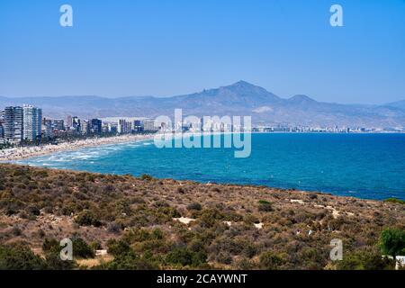 Der Blick vom Kap auf den San Juan Strand mit Bergen dahinter, Alicante, Spanien, Europa, Juli 2020 Stockfoto