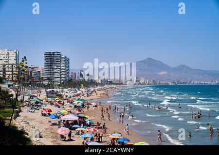 Der Blick vom Kap auf den San Juan Strand mit Bergen dahinter, Alicante, Spanien, Europa, Juli 2020 Stockfoto