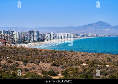 Der Blick vom Kap auf den San Juan Strand mit Bergen dahinter, Alicante, Spanien, Europa, Juli 2020 Stockfoto
