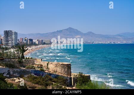 Der Blick vom Kap auf den San Juan Strand mit Bergen dahinter, Alicante, Spanien, Europa, Juli 2020 Stockfoto